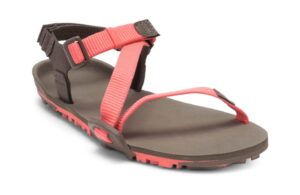 Discover unparalleled comfort with this sandal, featuring a brown footbed and outsole, pink straps, and adjustable buckles. Perfect for digital nomads, its design includes a toe loop and textured sole for optimal grip on any adventure.